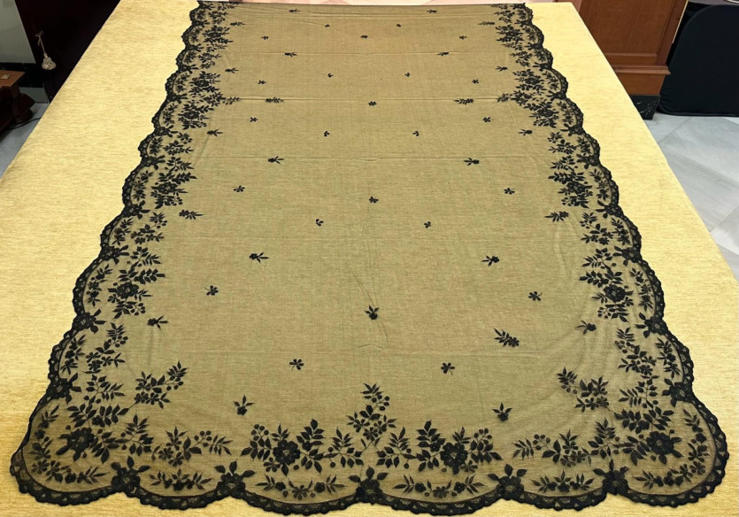 Mantilla mano seda