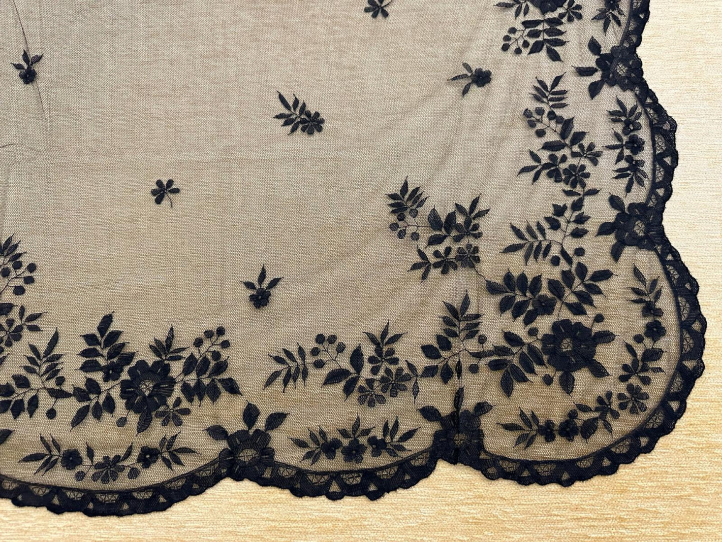 Mantilla mano seda