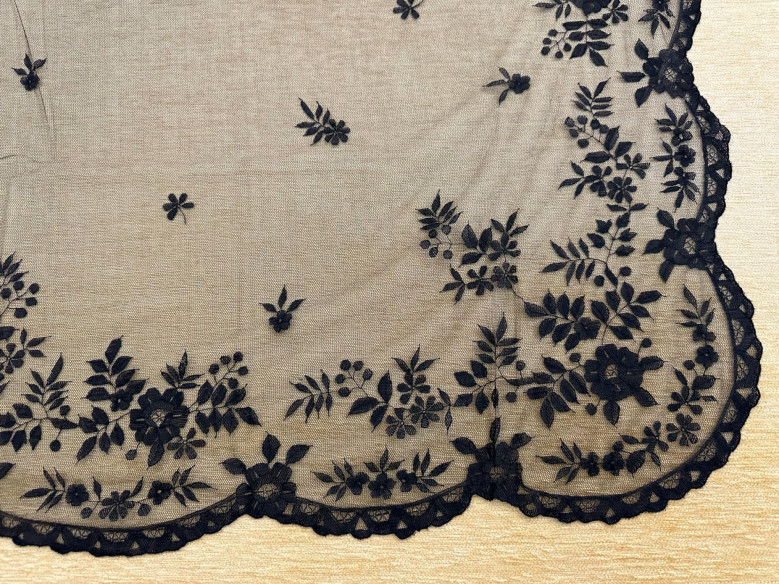 Mantilla mano seda