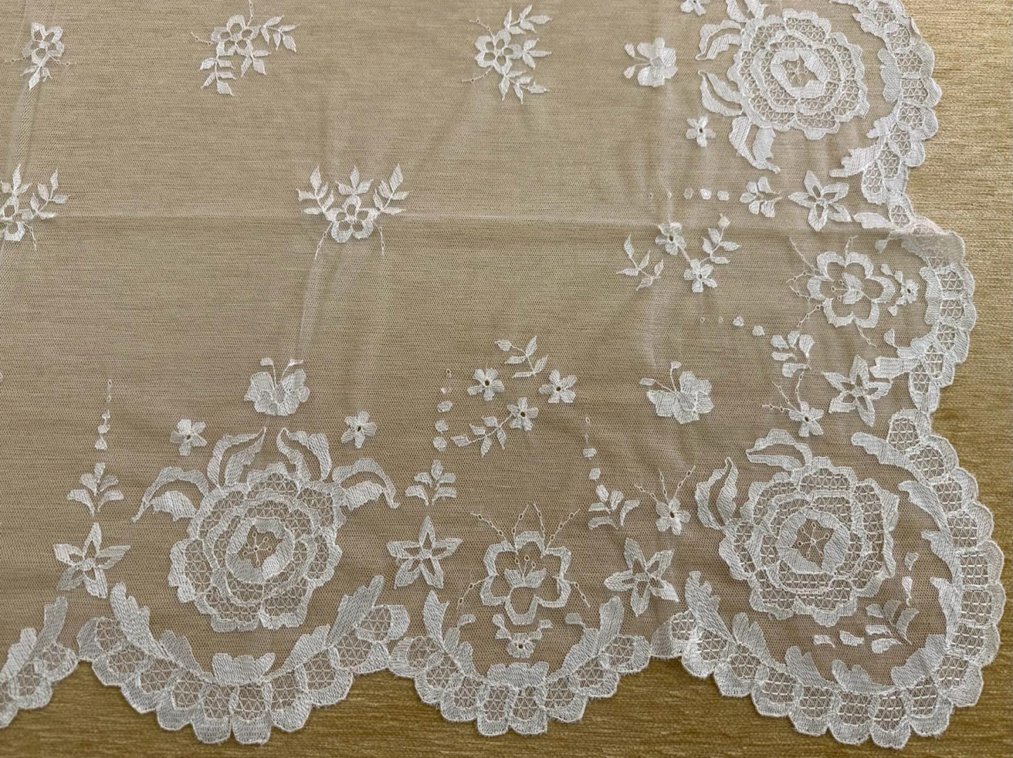 Mantilla mano seda
