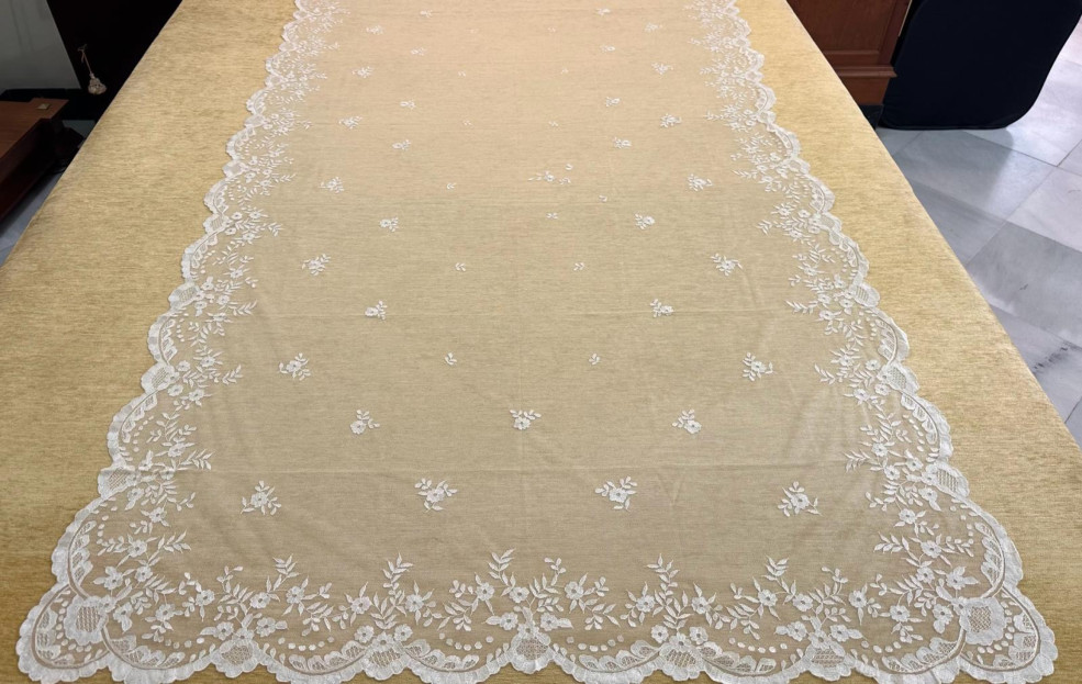 Mantilla mano seda