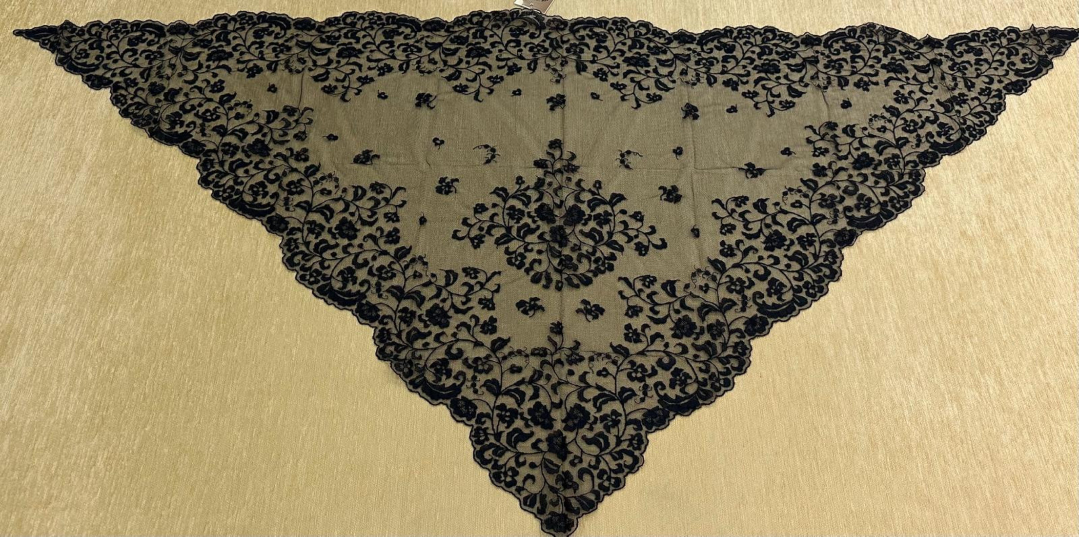 Mantilla infanta mano