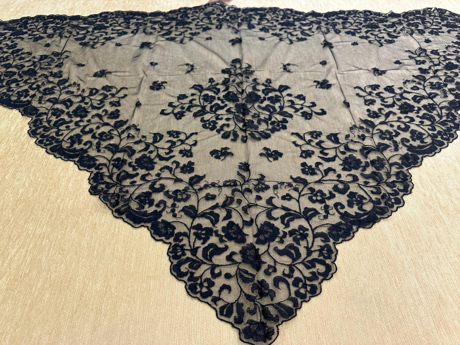 Mantilla infanta mano