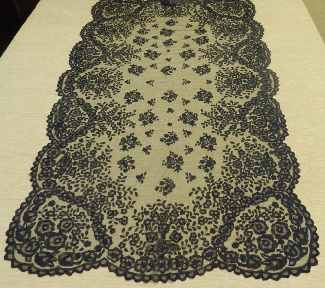 Mantilla bordada a mano en seda