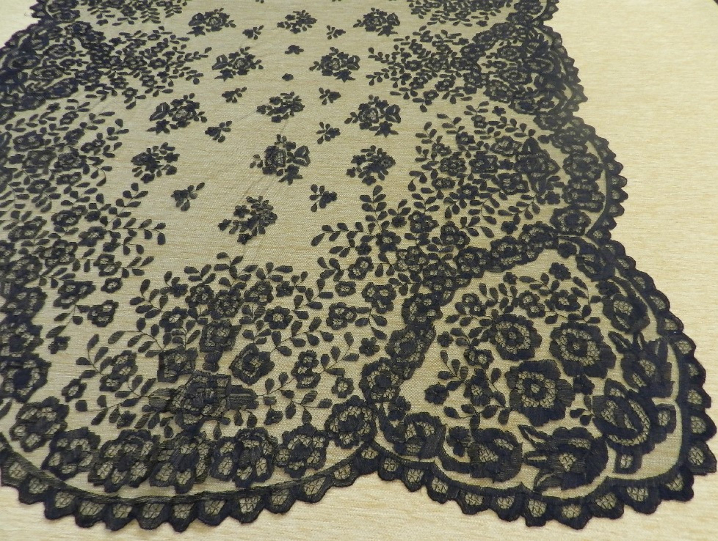Mantilla bordada a mano en seda