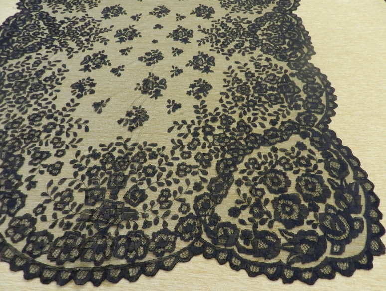 Mantilla bordada a mano en seda