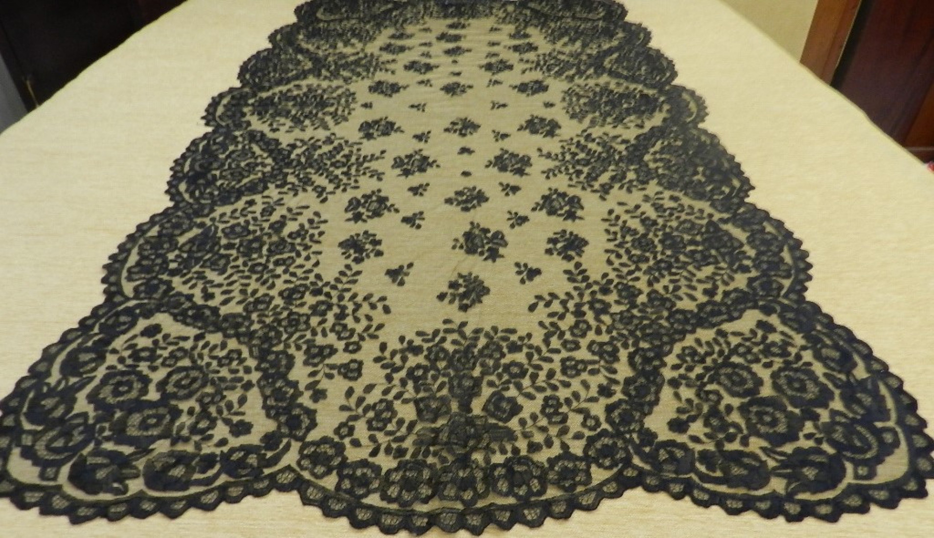 Mantilla bordada a mano en seda