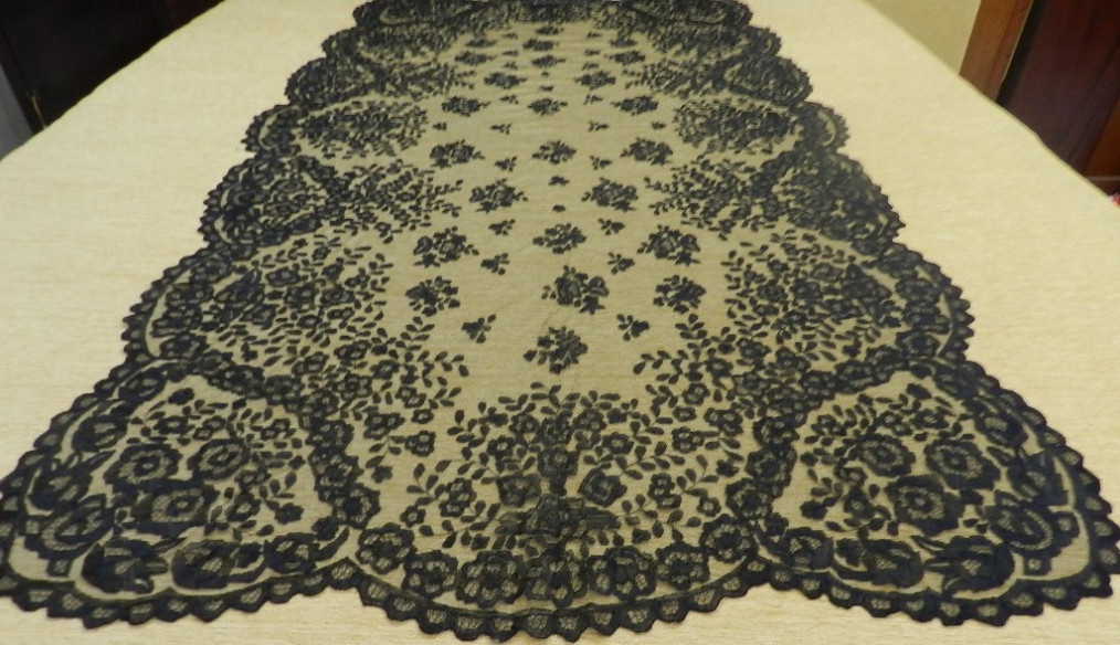 Mantilla bordada a mano en seda