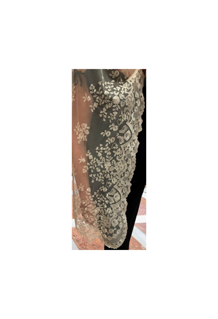 Mantilla mano seda