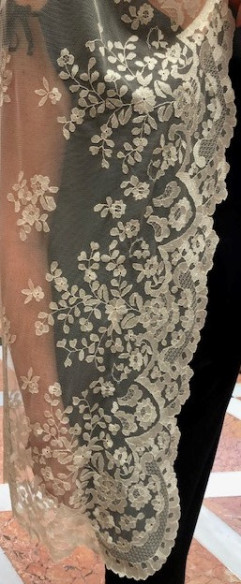 Mantilla mano seda