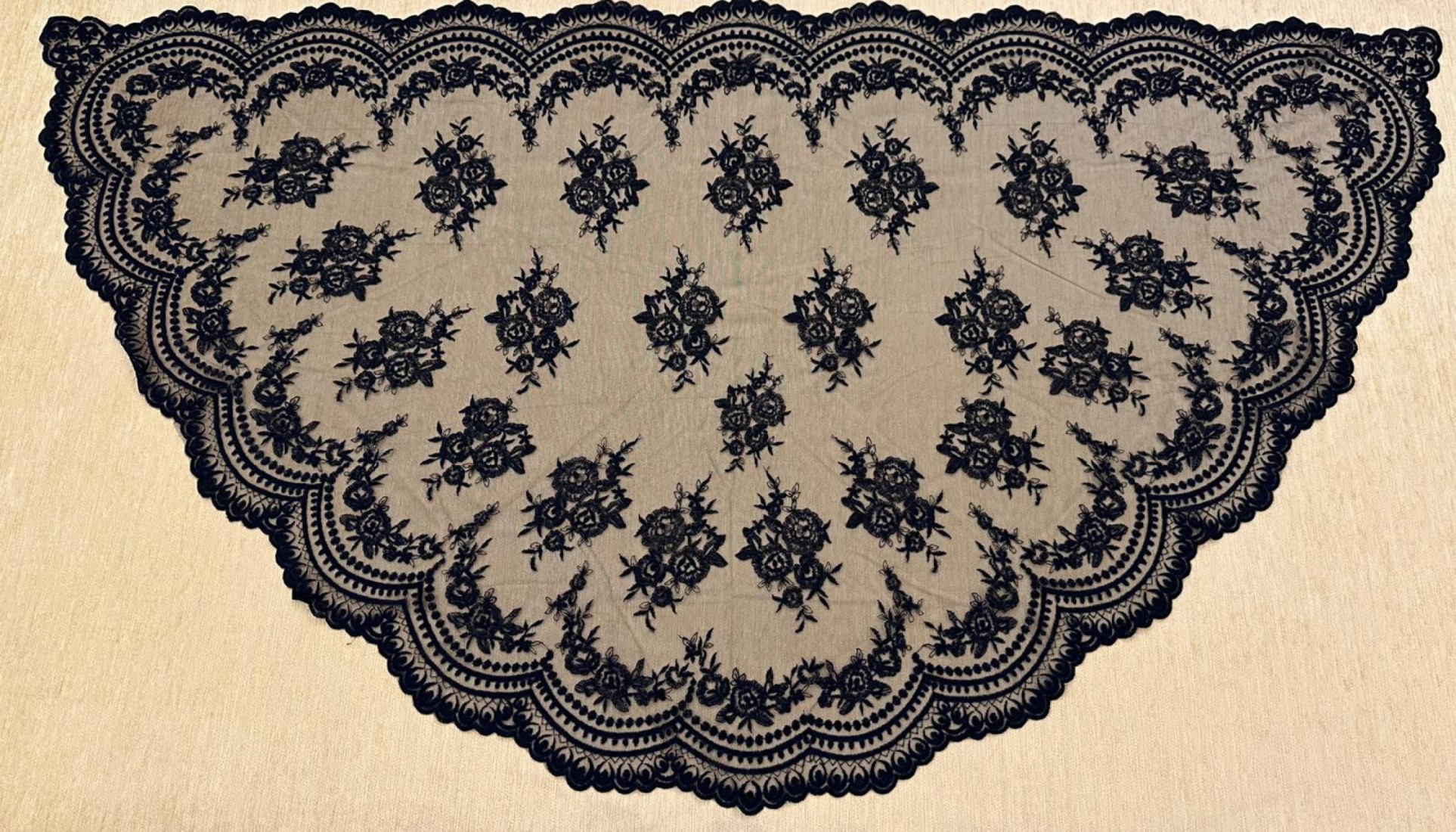 Mantilla media luna