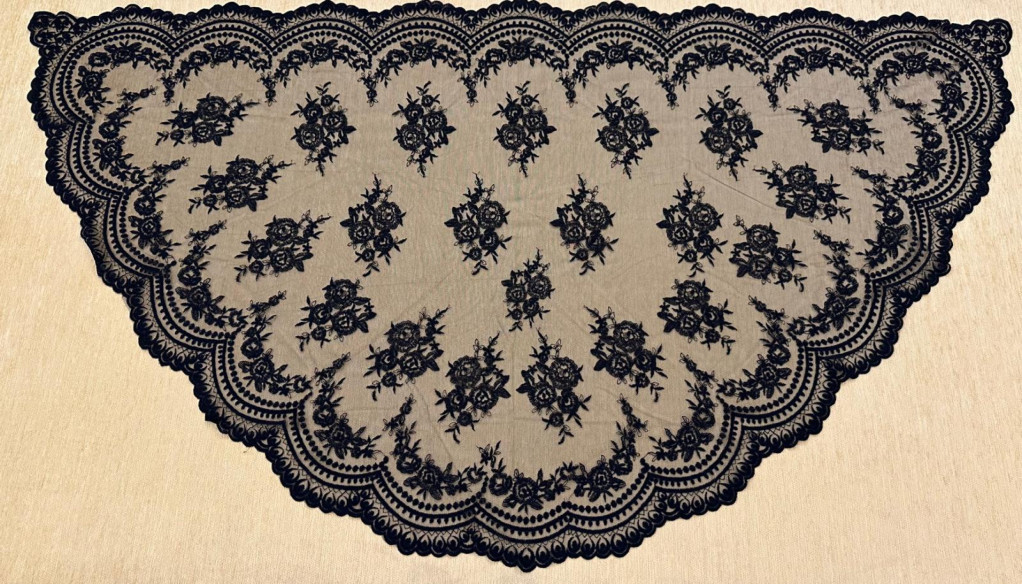 Mantilla media luna