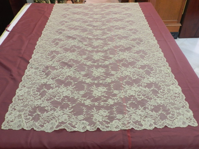 Mantilla chantilly dorada 115*200