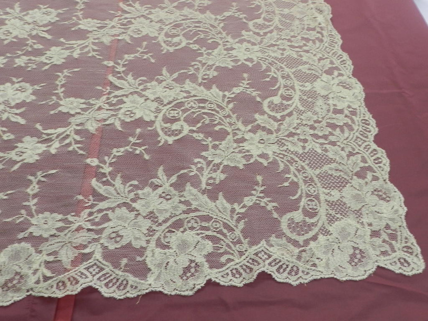 Mantilla chantilly dorada 115*200