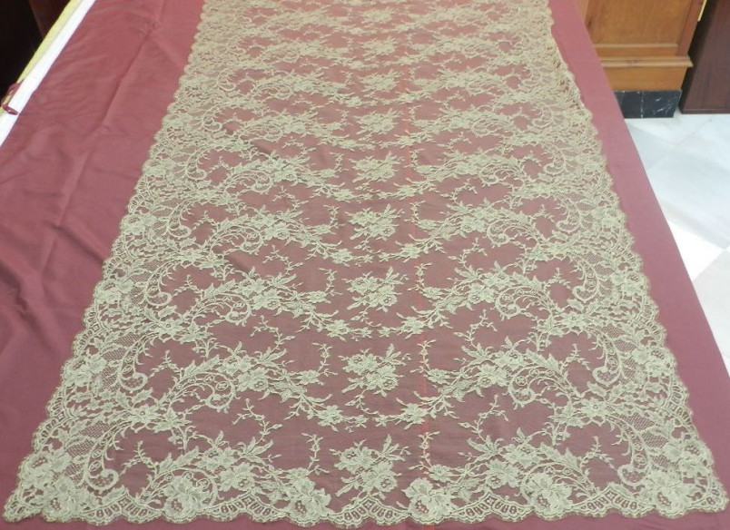 Mantilla chantilly oro viejo máquina