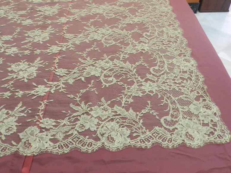 Mantilla chantilly oro viejo máquina