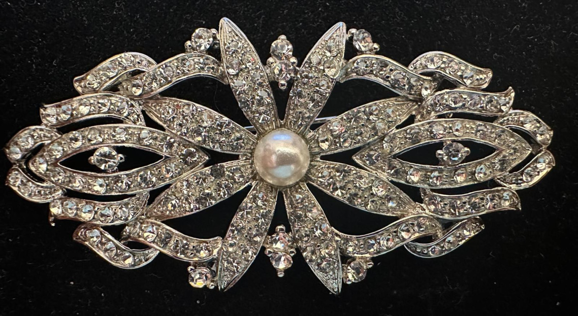 Broche mantilla rodio