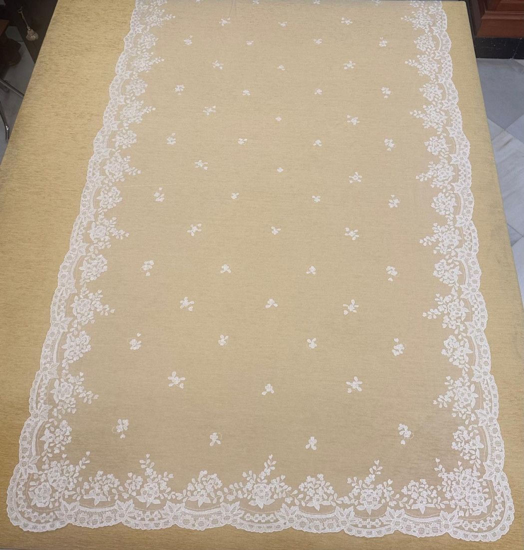 Mantilla bordada a mano en seda 130*240