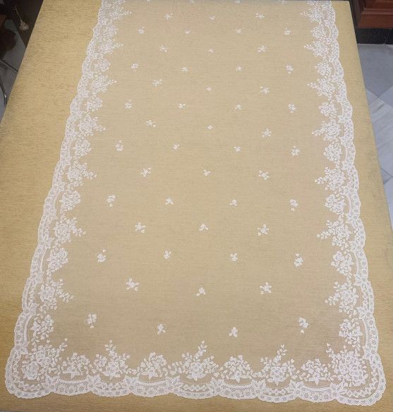 Mantilla bordada a mano en seda 130*240