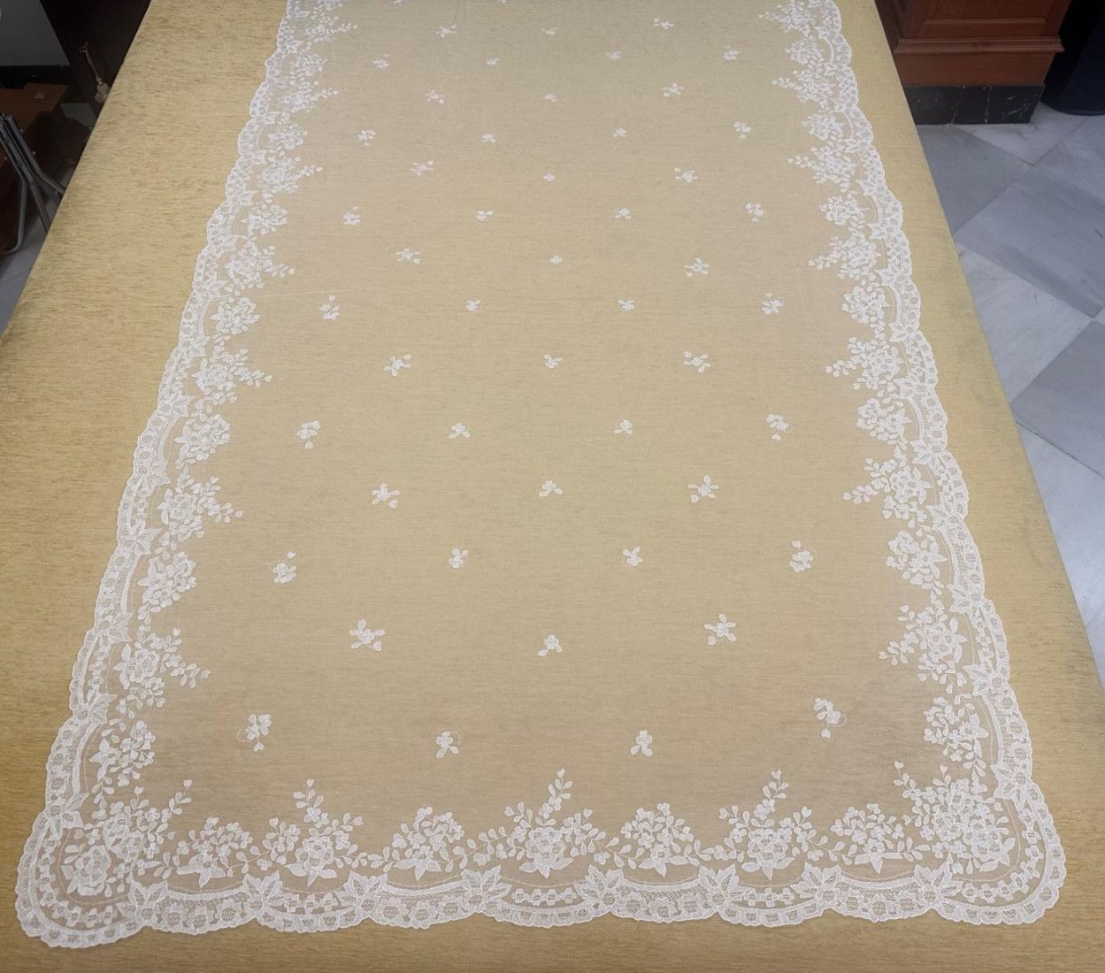 Mantilla bordada a mano en seda 130*240