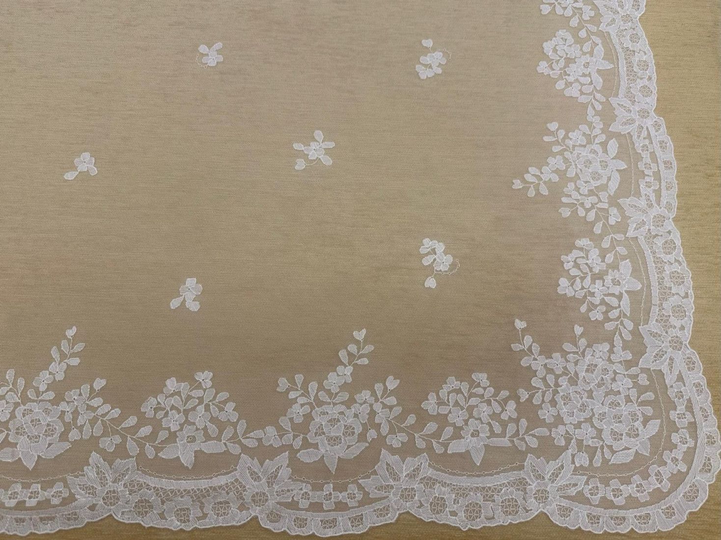 Mantilla bordada a mano en seda 130*240