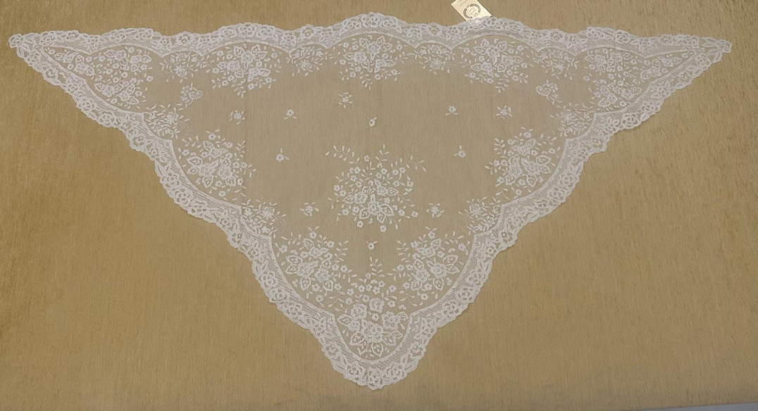 Mantilla mano triangular