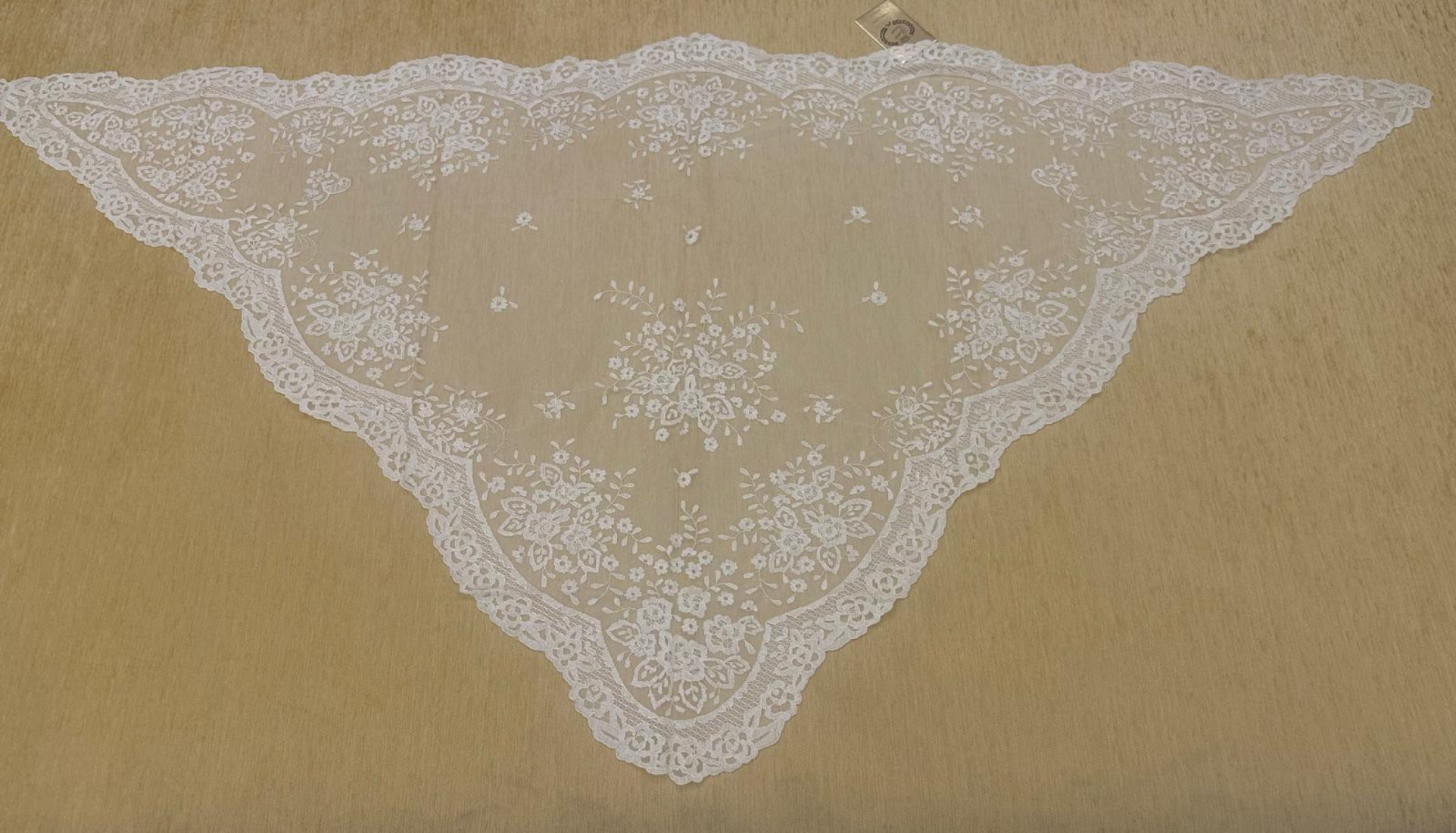 Mantilla mano triangular