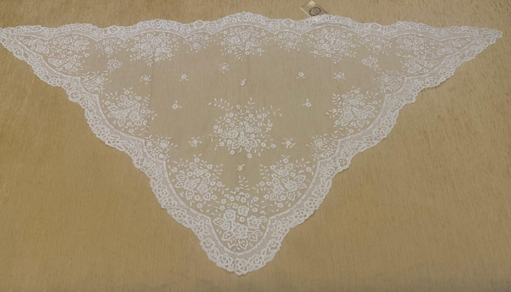 Mantilla mano triangular