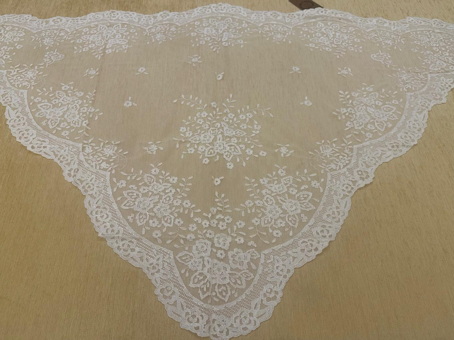 Mantilla mano triangular