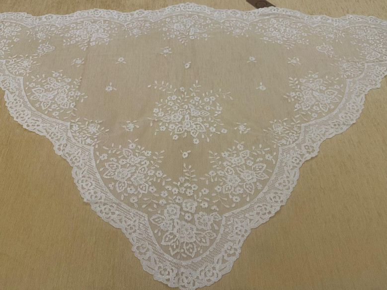 Mantilla mano triangular