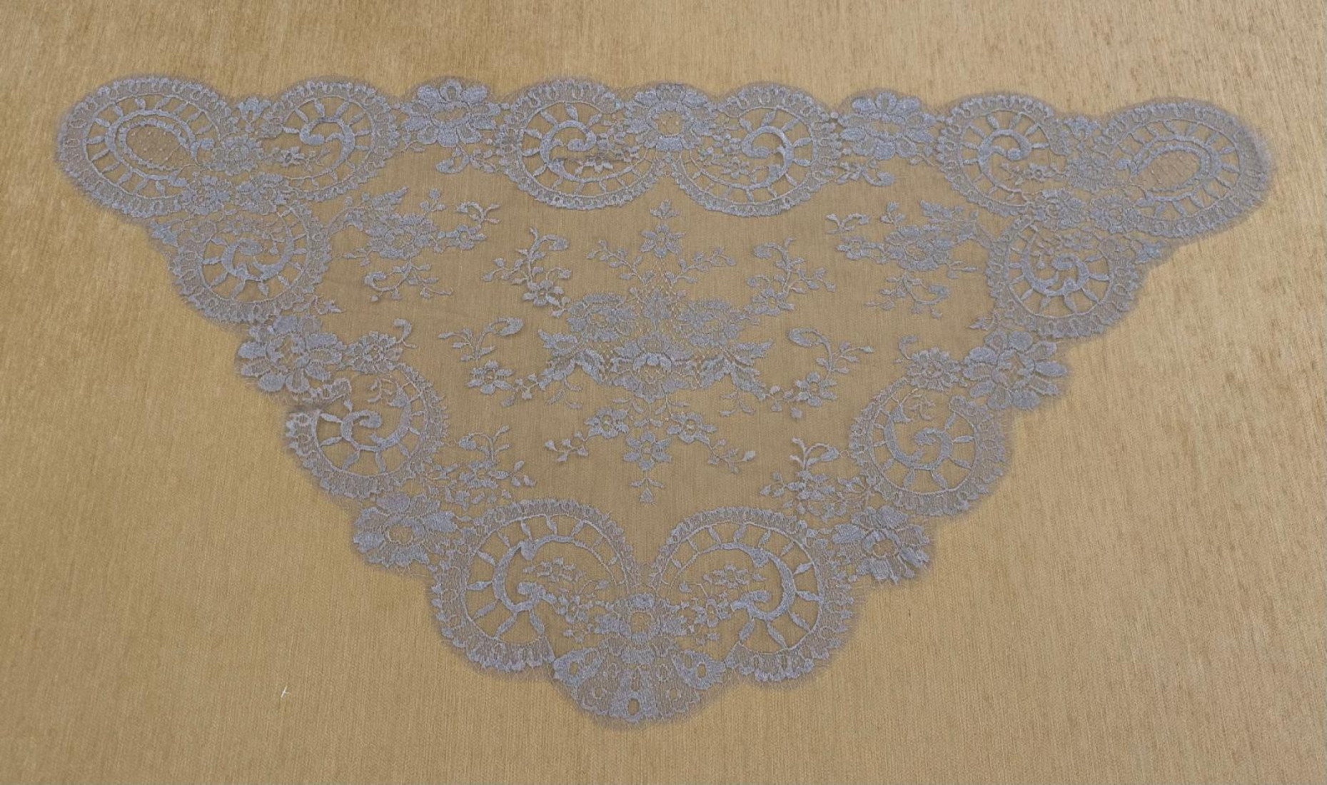 Mantilla triangular metalizada 60*115