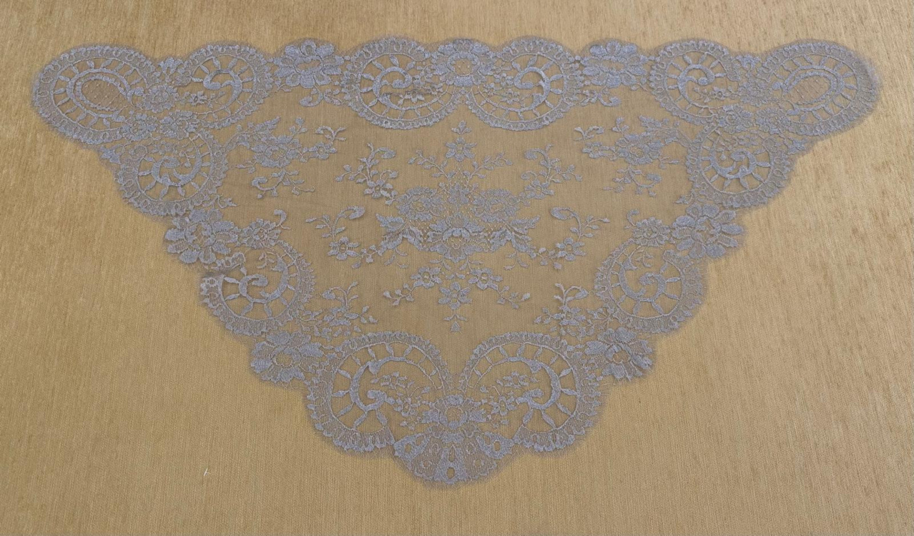 Mantilla triangular metalizada 60*115