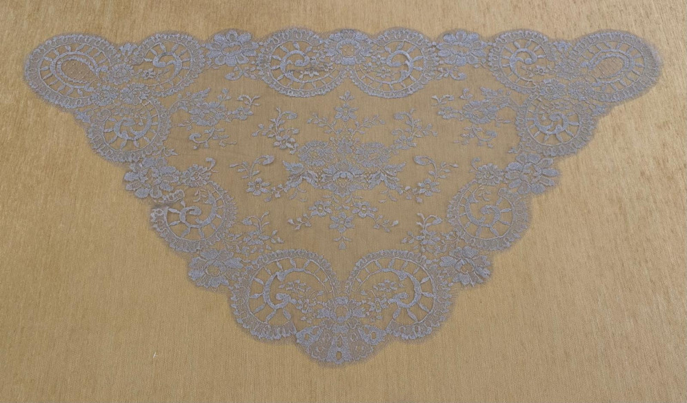 Mantilla triangular metalizada 60*115