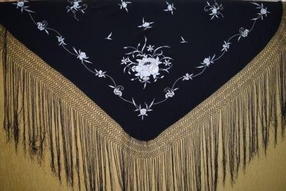 Mantón bordado a mano en seda 100cm