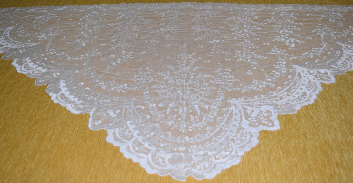 Mantilla mano infanta 115*210