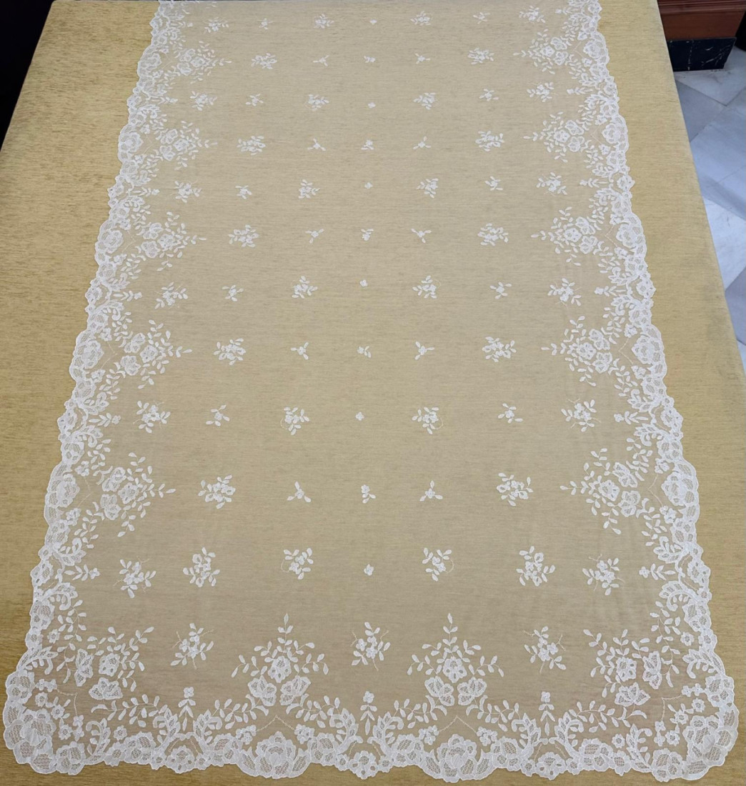 Mantilla mano seda