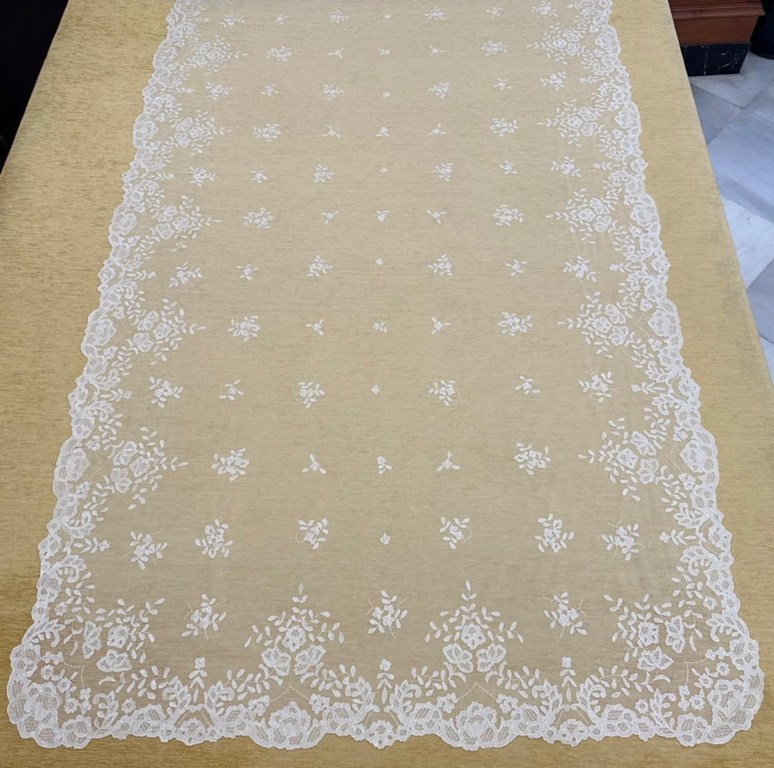 Mantilla mano seda
