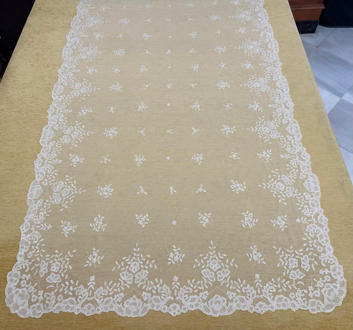 Mantilla mano seda