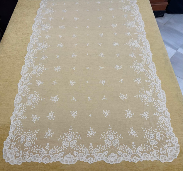 Mantilla mano seda