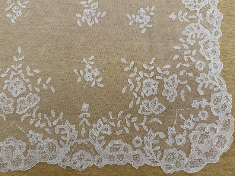 Mantilla mano seda