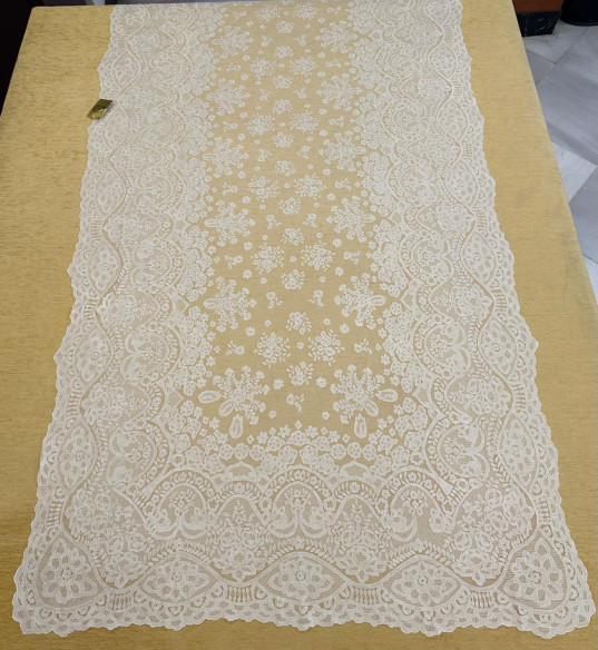 Mantilla bordada a mano en seda