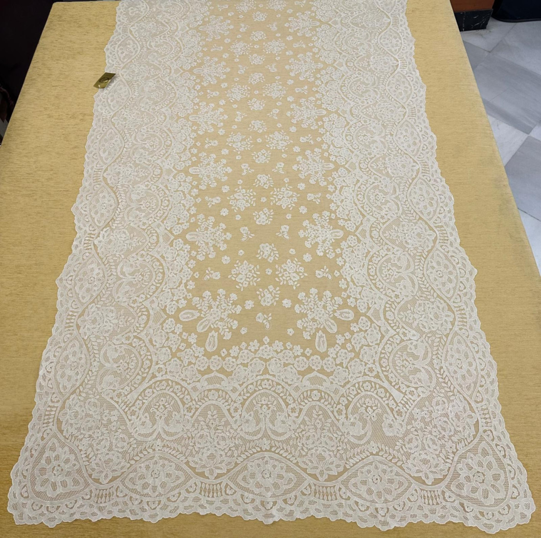 Mantilla bordada a mano en seda