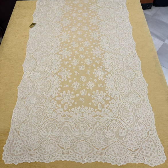 Mantilla bordada a mano en seda