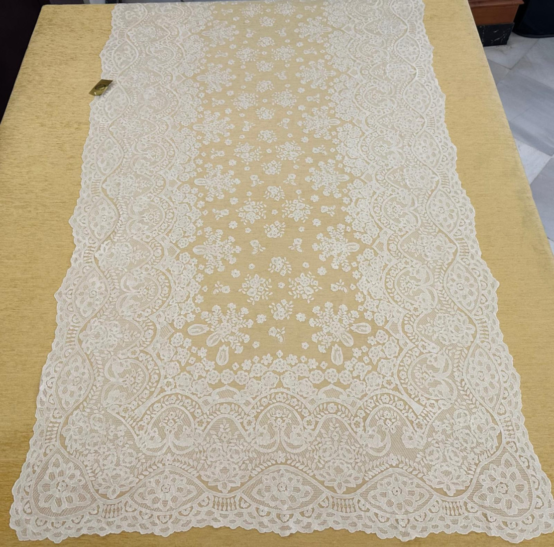 Mantilla bordada a mano en seda