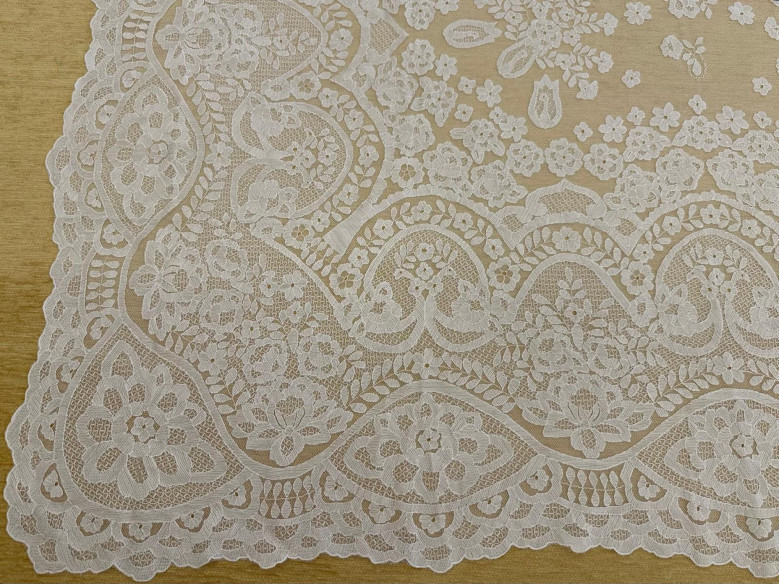 Mantilla bordada a mano en seda
