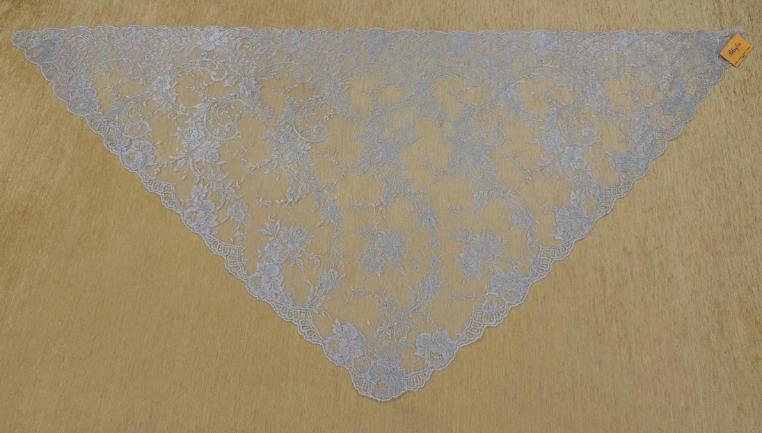 Mantilla triangular plata 90*190