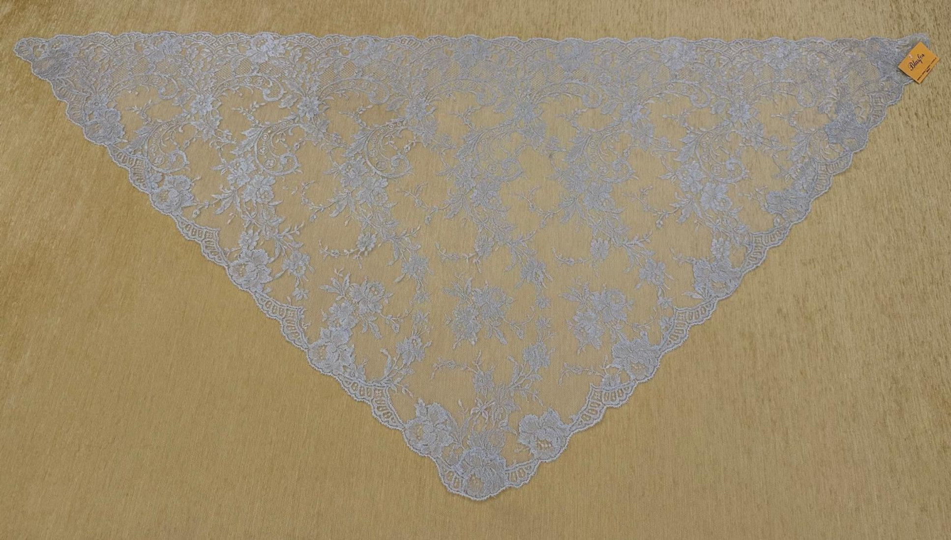 Mantilla triangular plata 90*190