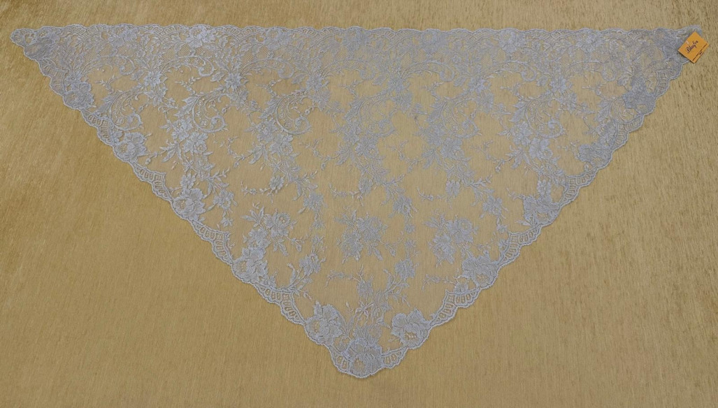 Mantilla triangular plata 90*190