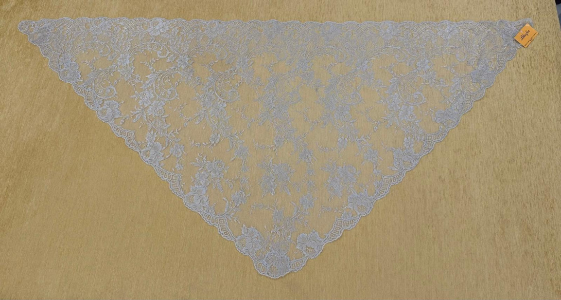 Mantilla triangular plata 90*190