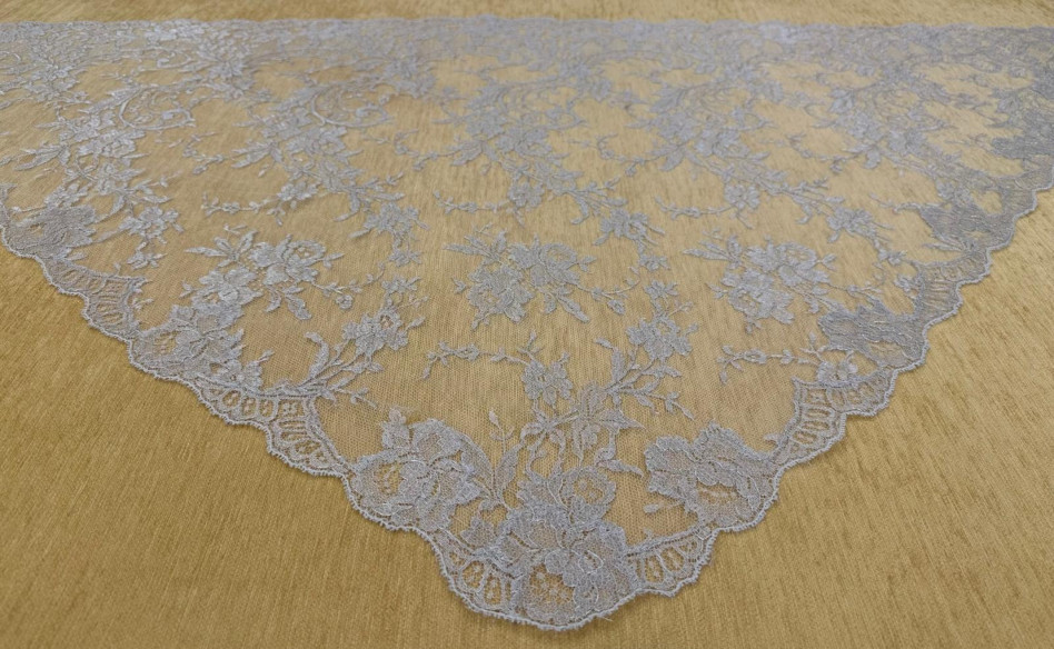 Mantilla triangular plata 90*190